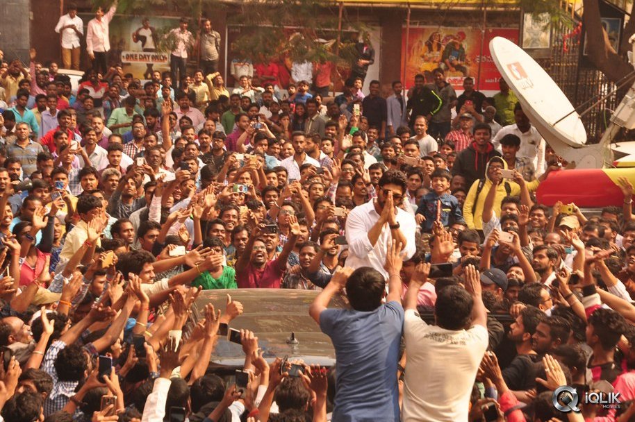 Allu-Arjun-at-Khaidi-No-150-Movie-Screening